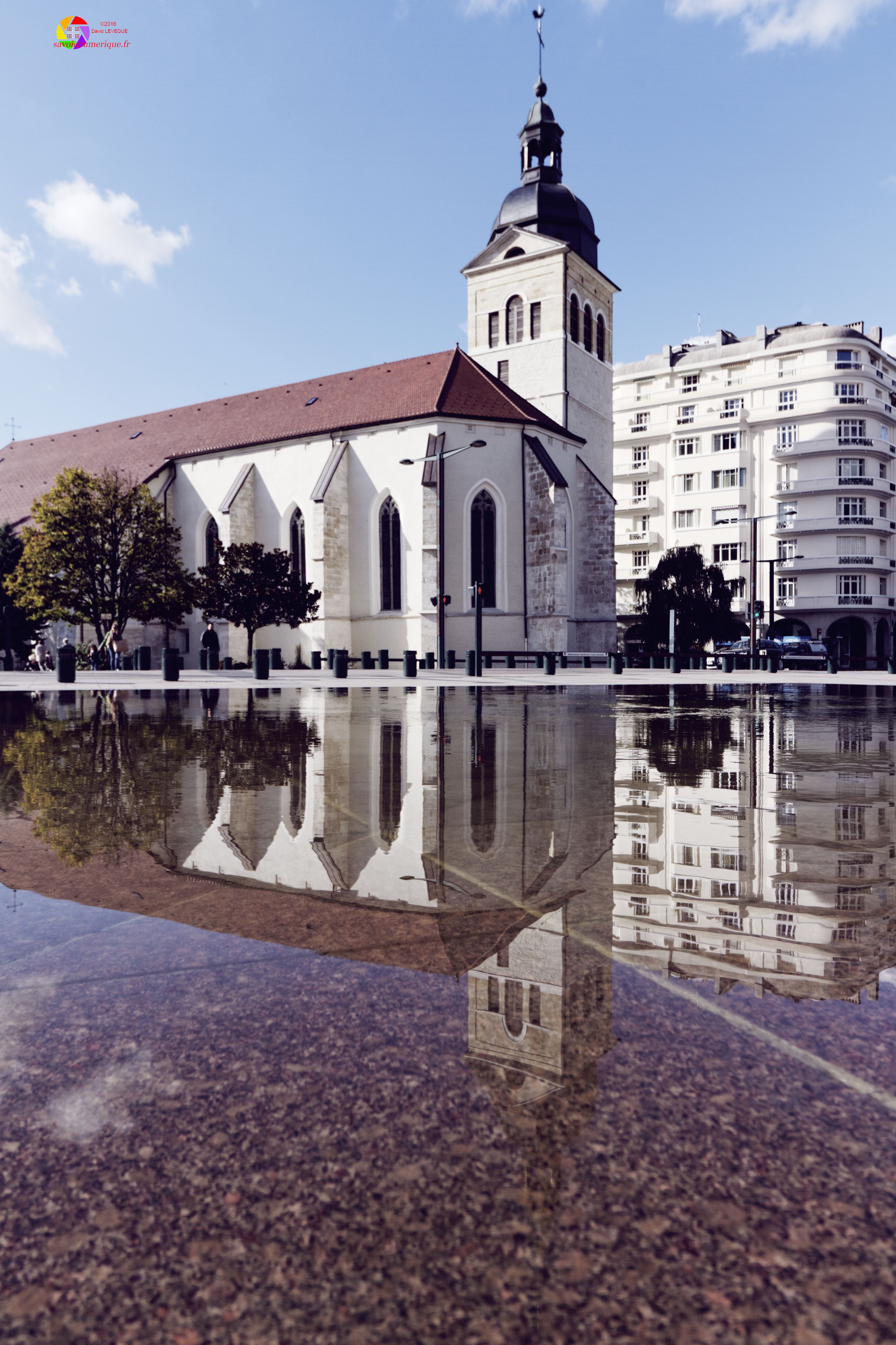 Reflet de l'église Saint-Maurice dans une fontaine, ANNECY
